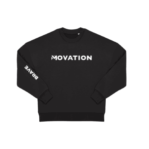 Zwarte sporttrui met het woord ‘MOTIVATION’ op de rug.